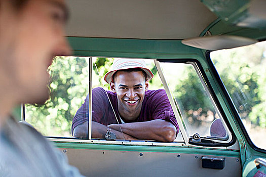 微笑,男人,靠着,野营车,窗户