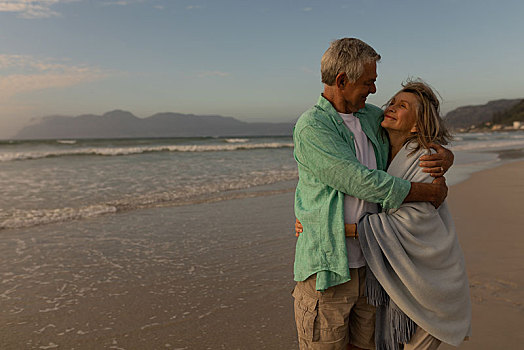 老年,夫妻,搂抱,相互,海滩