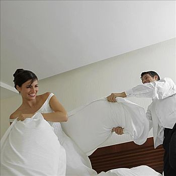 新婚夫妇,枕头仗,床