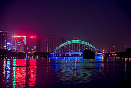 夜晚彩色的桥梁