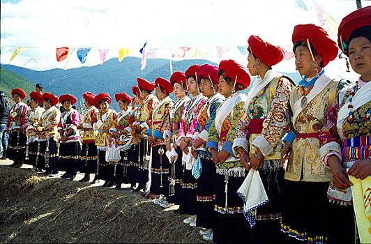 云南省迪庆州维西县塔城乡藏族赛马节上的盛装藏族少女
