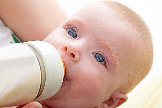 亲密,小,婴儿,蓝眼睛,水瓶,牛奶,母亲,手臂