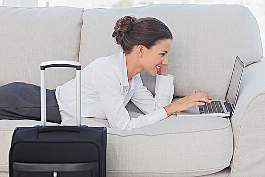 职业女性,躺着,沙发,笔记本电脑,手提箱,办公室
