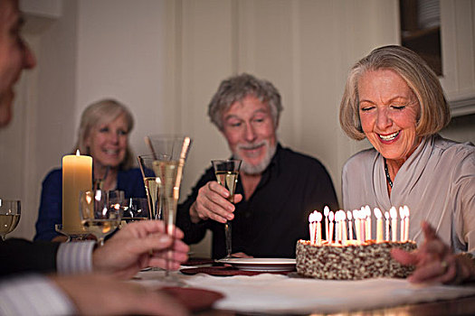 老年,女人,朋友,生日蛋糕