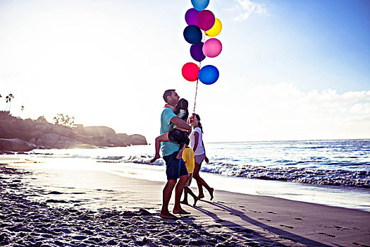 可爱,家庭,走,拿着,气球,海滩