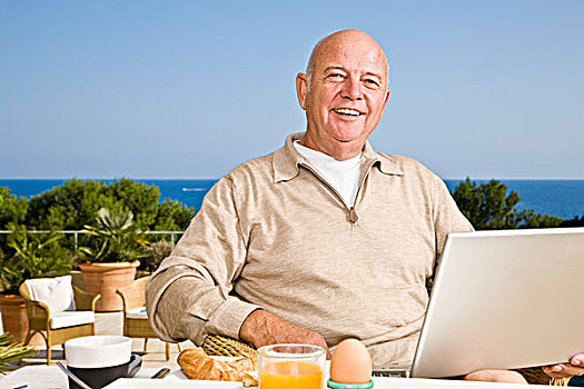 男人,内庭,吃饭,早餐,使用笔记本,电脑