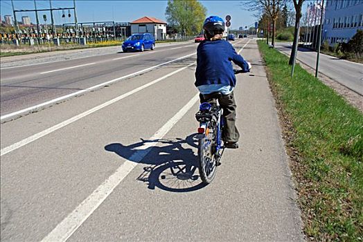 男孩,骑自行车,自行车道,乌尔姆,巴登符腾堡,德国,欧洲