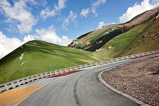 青海高原上的盘山公路