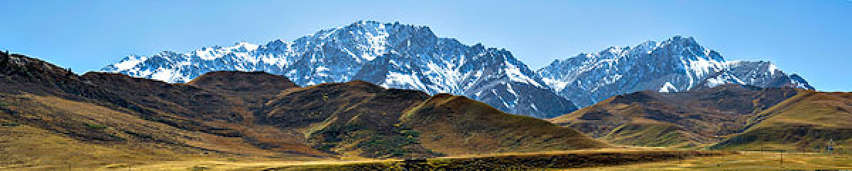 祁连山雪山全景