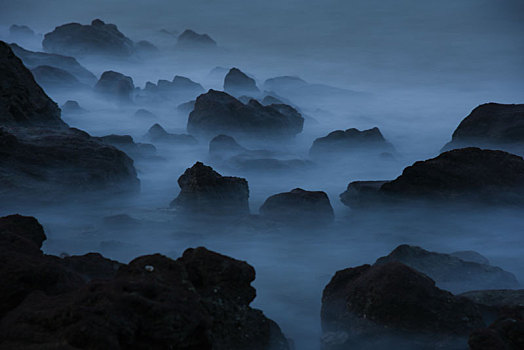海南海口,西海岸礁石海浪成雾状