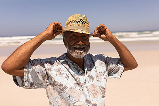 老人,黑人,帽子,看镜头,海滩