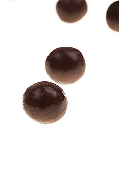 四个圆形棕色巧克力豆