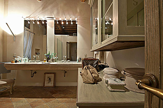 宽敞,浴室,光亮,盥洗盆,相似,水槽,两个,镜子