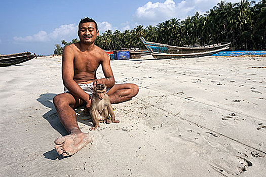 男人,坐,猴子,拴狗绳,海滩,渔村,渔船,后面,若开邦,缅甸,亚洲