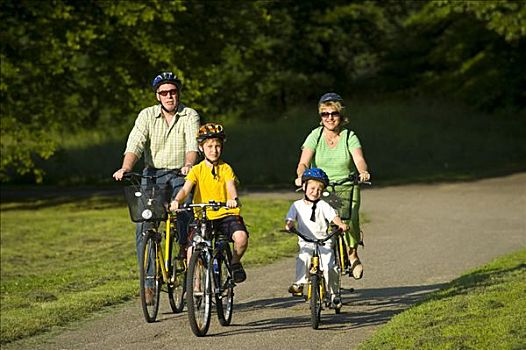家庭,两个孩子,骑,自行车,公园,穿,头盔