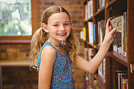 可爱,小女孩,选择,书本,图书馆