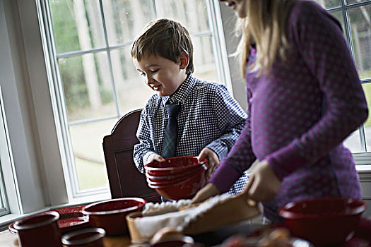 家,两个孩子,桌子,瓷器,食物