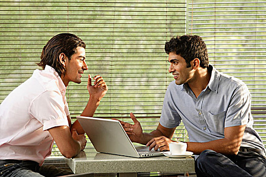两个男人,笔记本电脑,咖啡