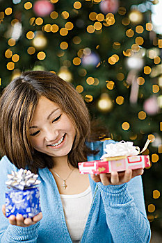 女孩,圣诞树,拿着,两个,包装,礼物