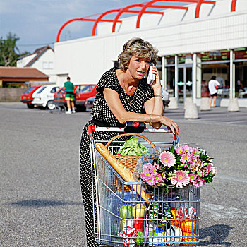 成年,女人,超市,购物车,手机