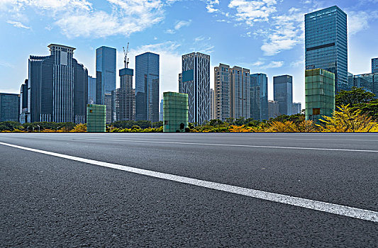 城市道路沥青路面和深圳摩天大楼