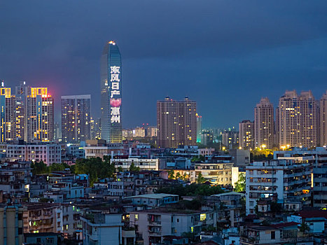 荣灿惠州中心大楼夜景外屏上显示东风日产的广告
