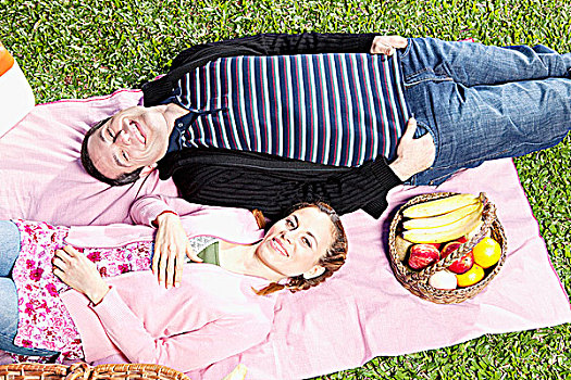 俯拍,伴侣,躺着,野餐毯