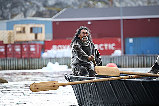 格陵兰,纳诺塔利克,因纽特人,男性,传统服饰,划船,漂流,港口