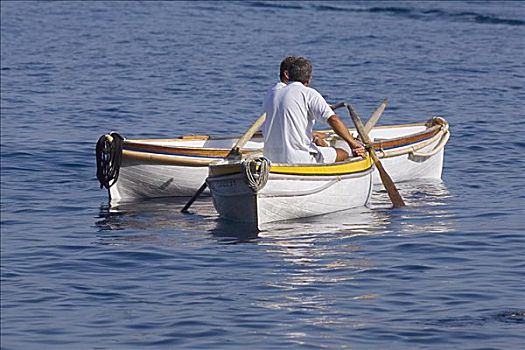 后视图,两个男人,坐,船,卡普里岛,坎帕尼亚区,意大利