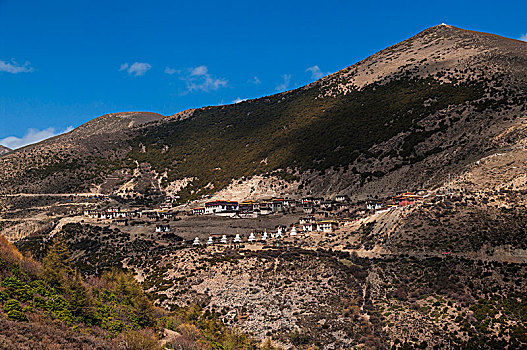 山坡上的喇嘛寺