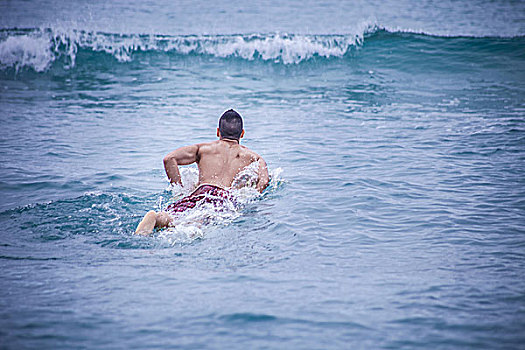 男青年,冲浪,躺着,冲浪板,萨丁尼亚,意大利
