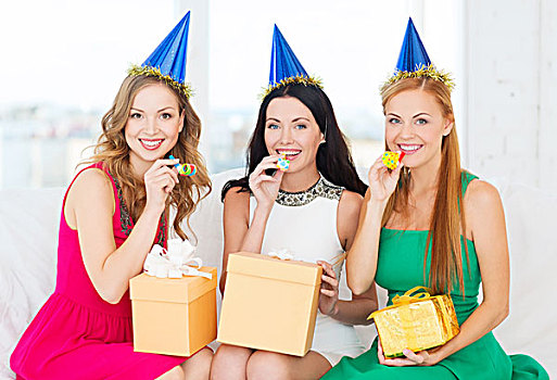 庆贺,朋友,单身派对,生日,概念,三个,微笑,女人,穿,蓝色,帽子,礼盒,吹