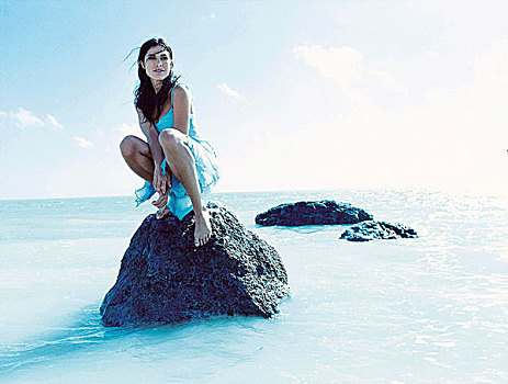 思考,女人,穿,蓝色,衣服,蹲,岩石上,海洋,看别处