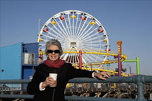女人,拿着,饮料,游乐园,圣莫尼卡码头,洛杉矶,加利福尼亚,美国