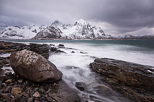 积雪,山,后面,崎岖,寒冷,湖,罗浮敦群岛,挪威