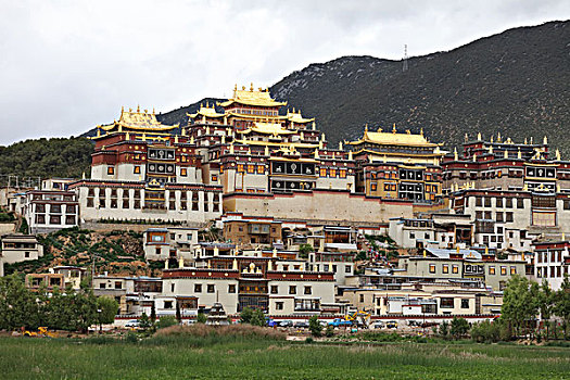 松赞林寺全景