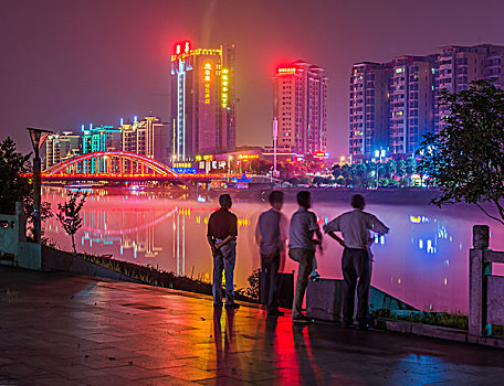 全景,建筑群,高楼,河,灯,夜景,夕阳,倒影,云霞,乌云,城市夜景,草,剪影,风光,水面,奇景