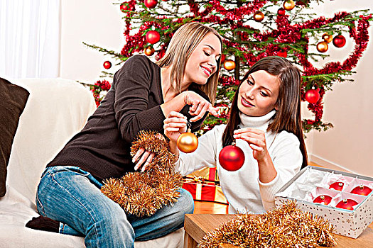 两个,微笑,女人,圣诞装饰,链子,球
