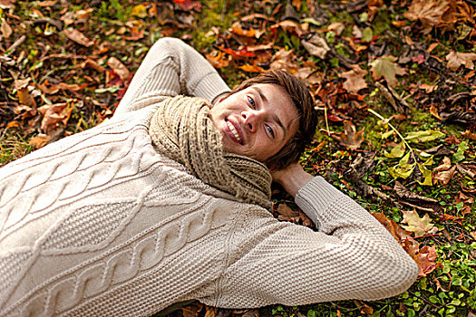 季节,高兴,人,概念,特写,微笑,男青年,躺着,地面,草,落叶,秋天,公园