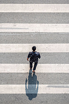 人行道上过路的男子男人