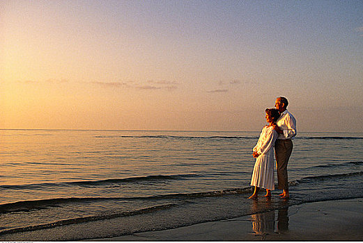 夫妻,站立,海浪,海滩,搂抱