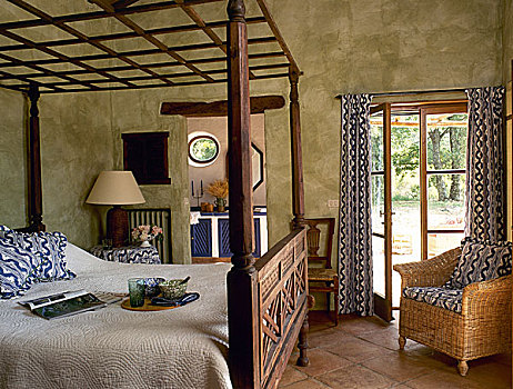乡村,卧室,雕刻,木质,四柱床,图案,帘,柳条椅