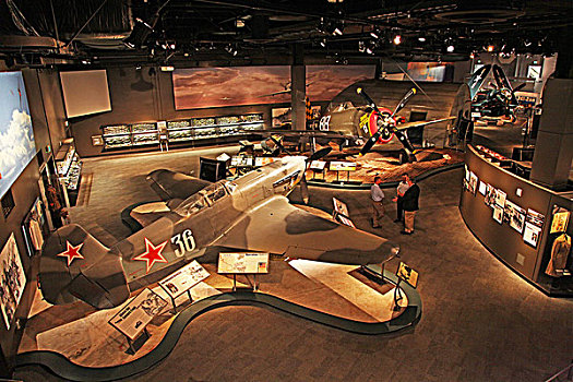 波音博物馆中thepersonalcouragewing展示了第一次和第二次世界大战时所使用的飞机,及这些飞机背後的故事