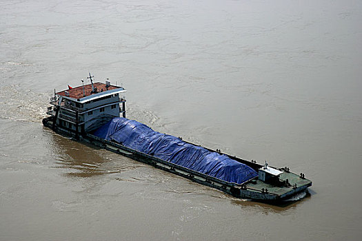重庆长江上航行的货船