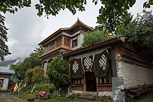 错高湖红教寺院