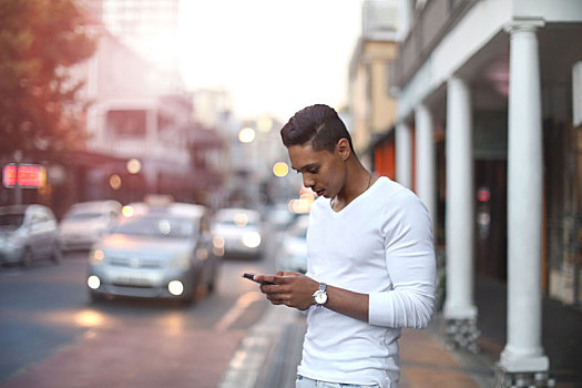男青年,站立,城市街道,看,智能手机,开普敦,西海角,南非