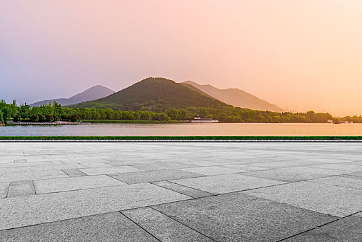 前景为空的道路地面和户外园林湖泊景观