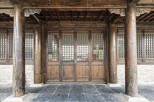 中式实木隔扇复古门窗,拍摄于山东省青州古城