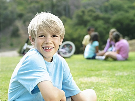 男孩,7-9岁,坐,草,公园,微笑,头像,前景聚焦