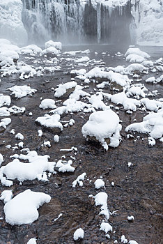 冬季长白山的雪地树林冰河